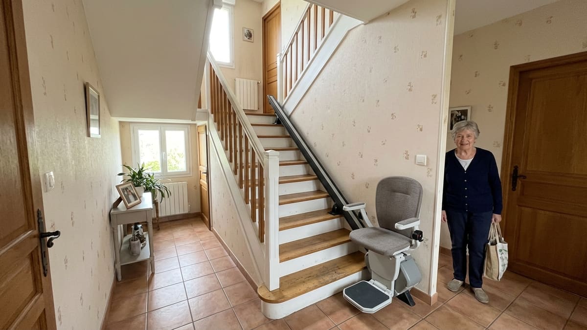 Monte-escalier droit dans une maison en France